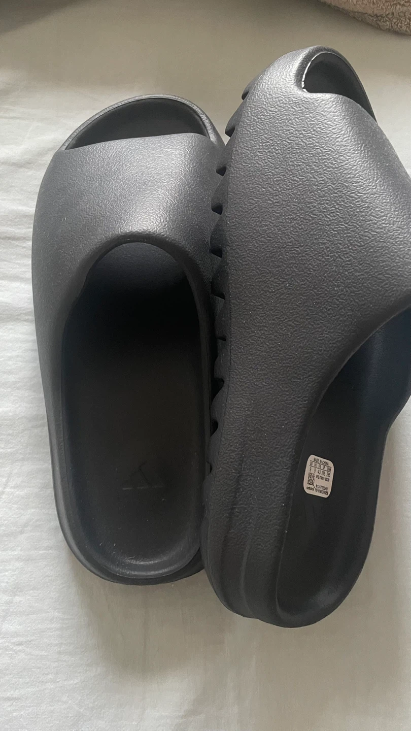 Size 9 Yeezy Slides (1-1) - photo 2