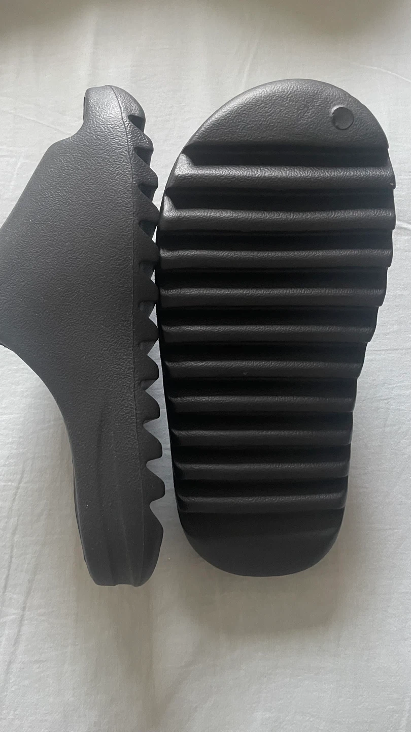 Size 9 Yeezy Slides (1-1)