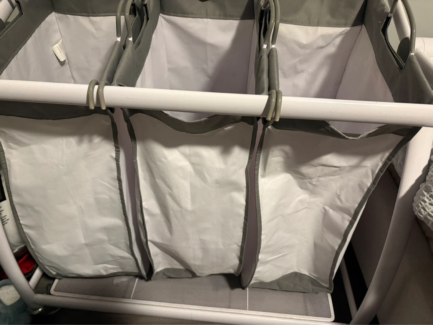 Rolling laundry basket