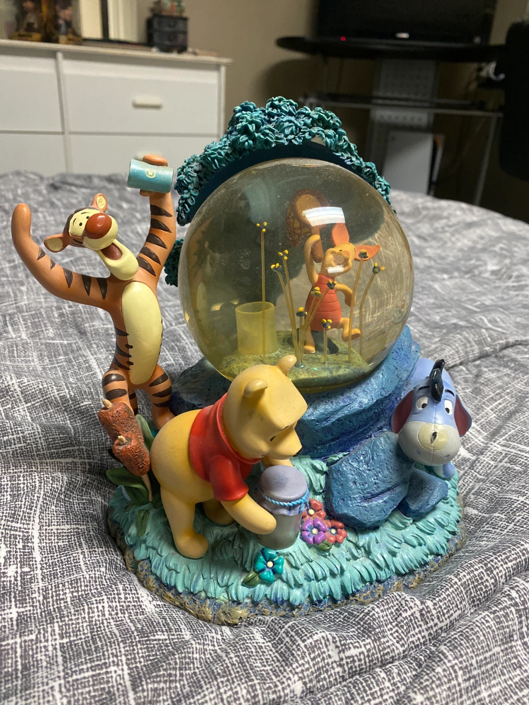 Winnie the Pooh Snow Globe - photo 2