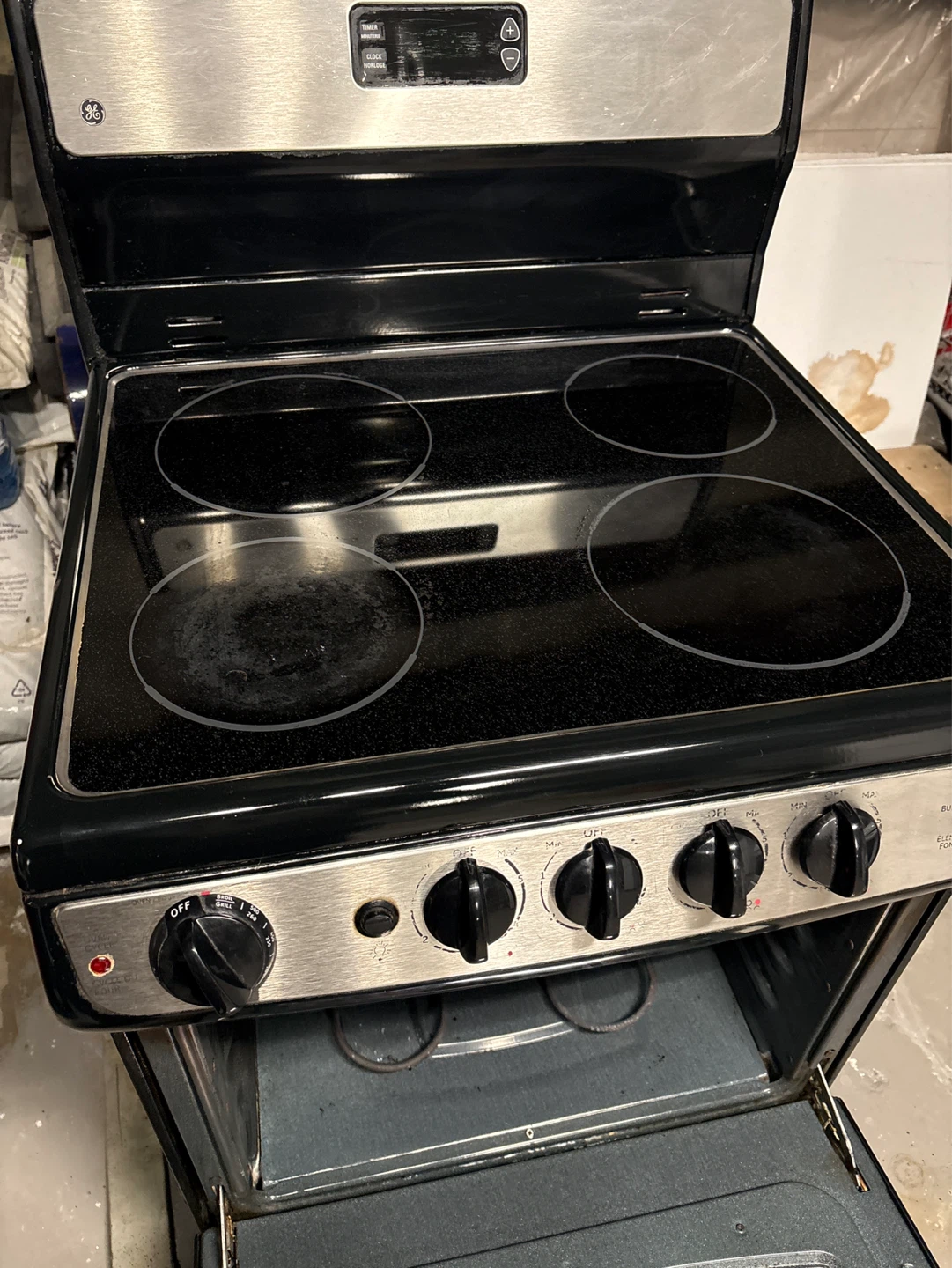 GE Electric Stove with Oven (24”)