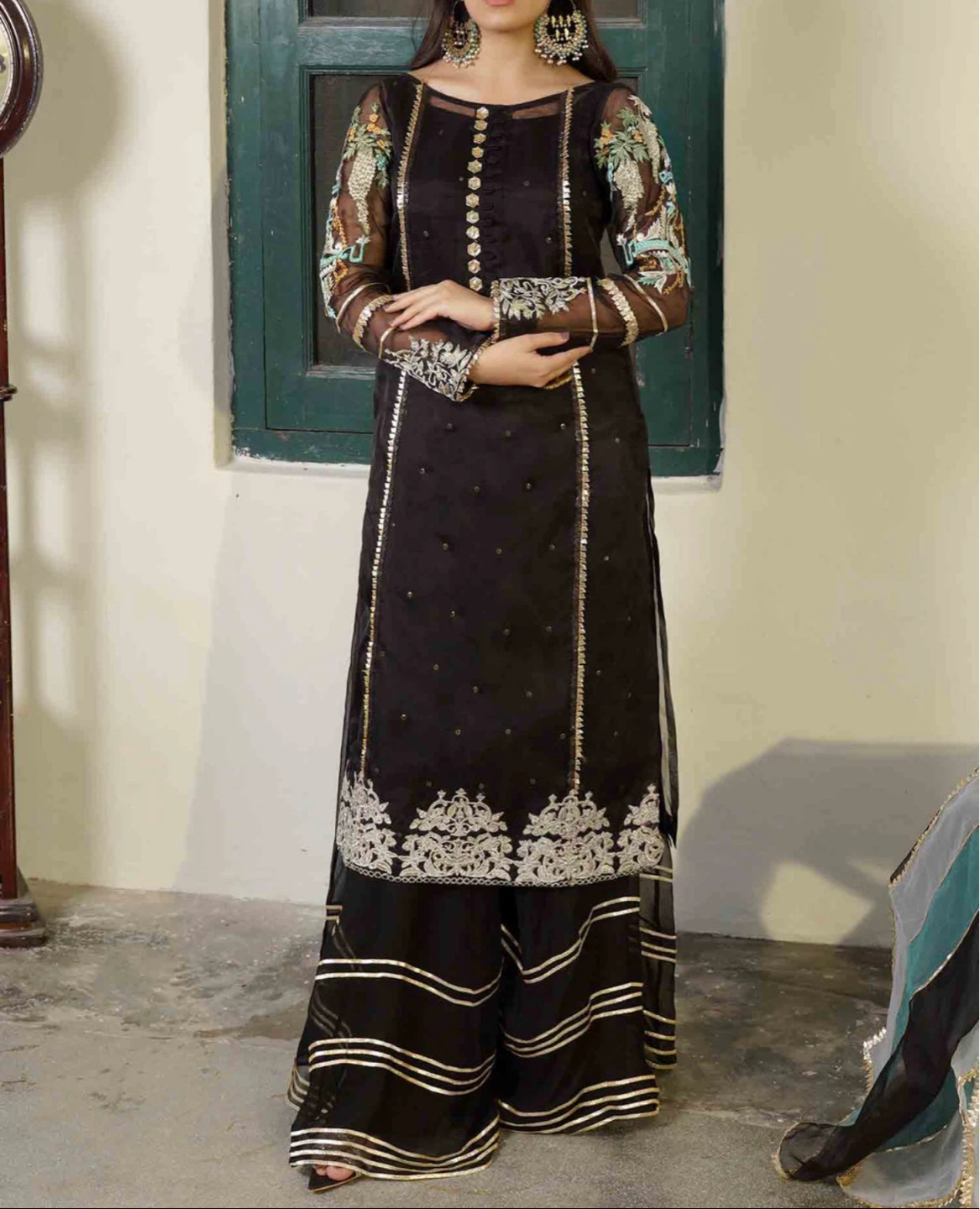 Black Embroidered Kameez with Dupatta and sharara 🌱 - photo 3