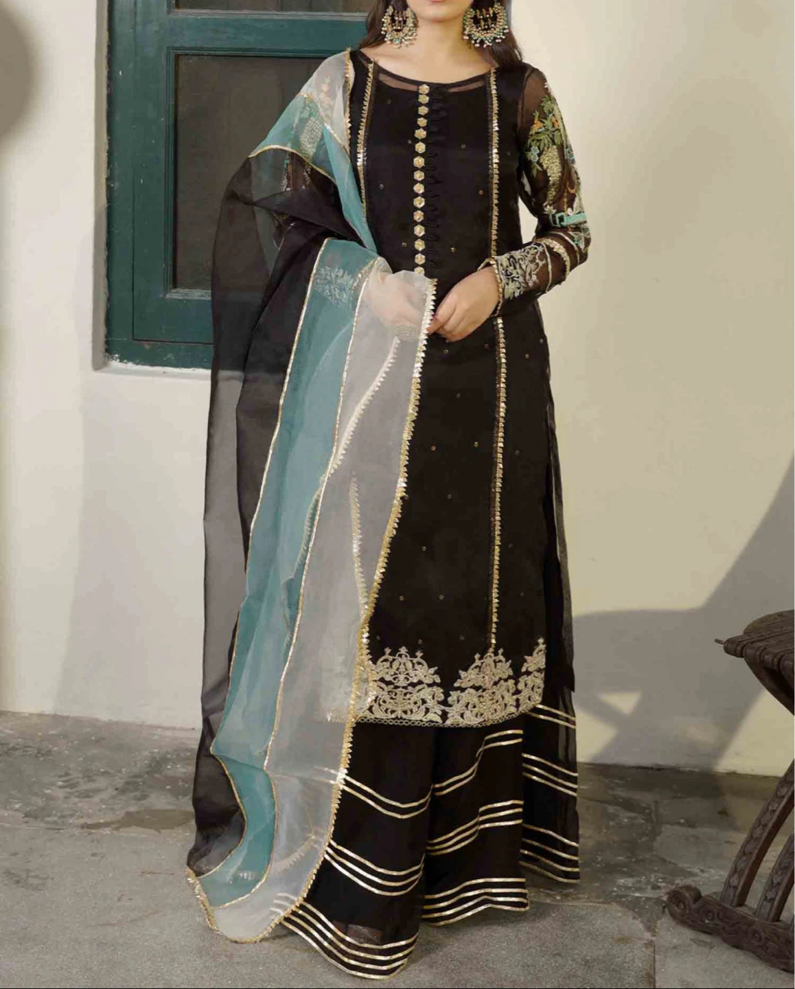 Black Embroidered Kameez with Dupatta and sharara 🌱 - photo 4