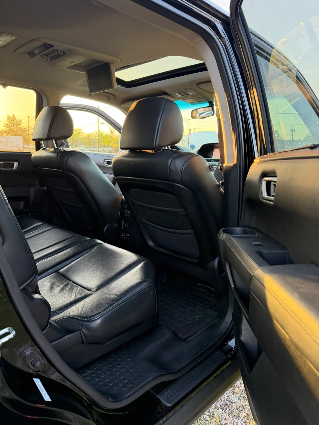 2011 Black Honda Pilot Touring 4WD SUV - photo 5