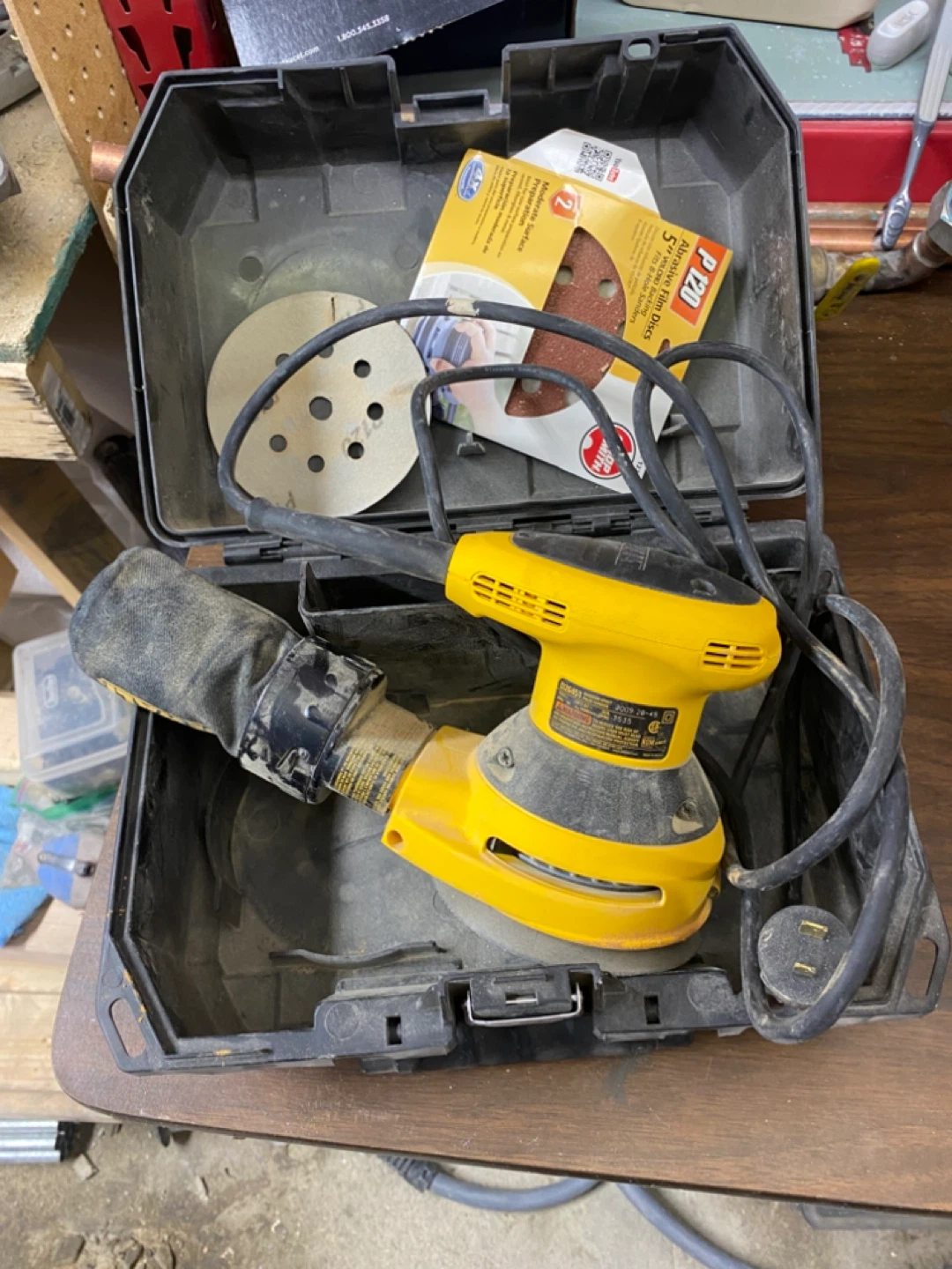 DEWALT Random Orbit Sander with Case and Sandpaper - photo 3