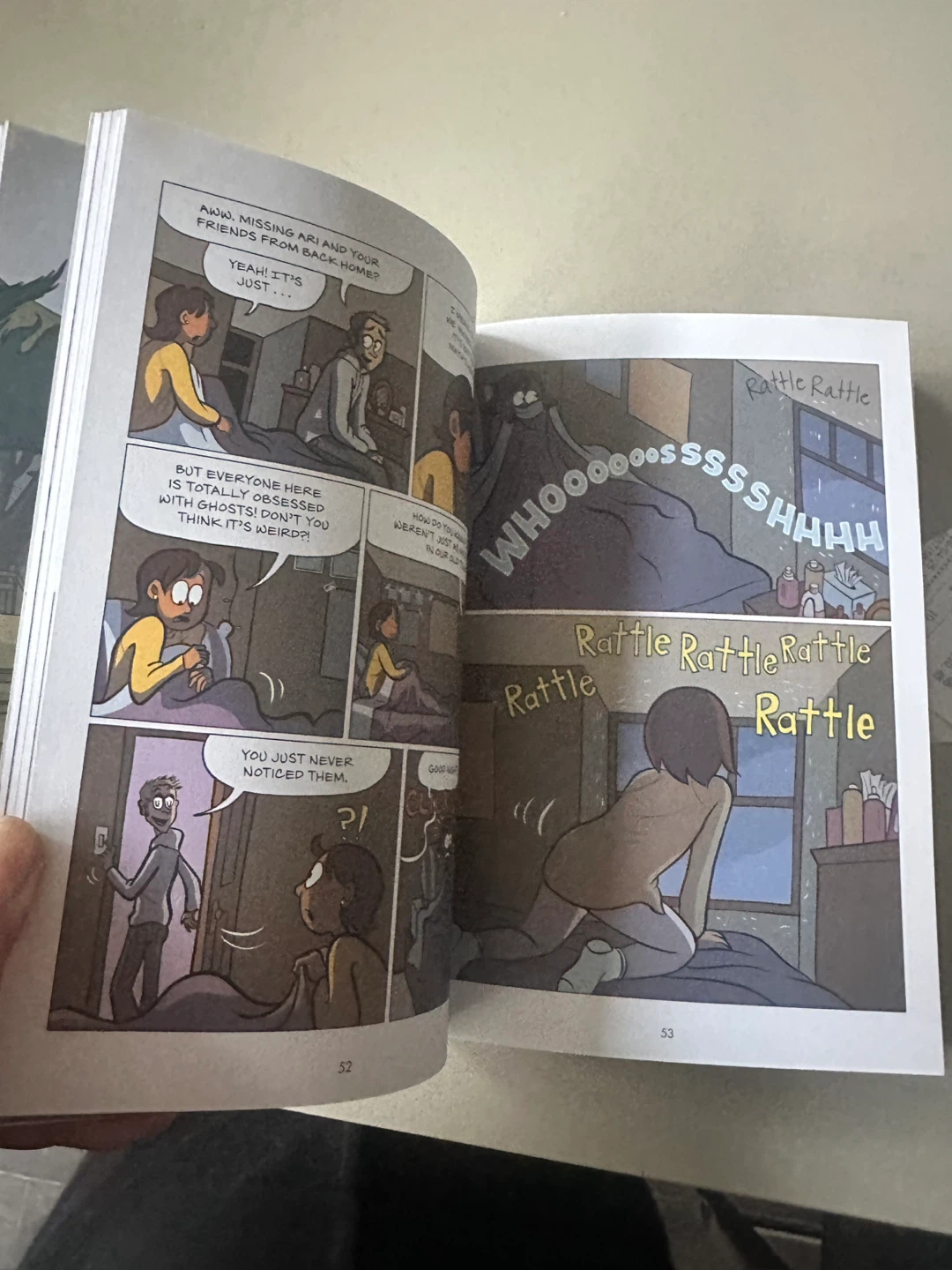 Raina Telgemeier Ghosts Graphic Novel 🌱 - photo 4