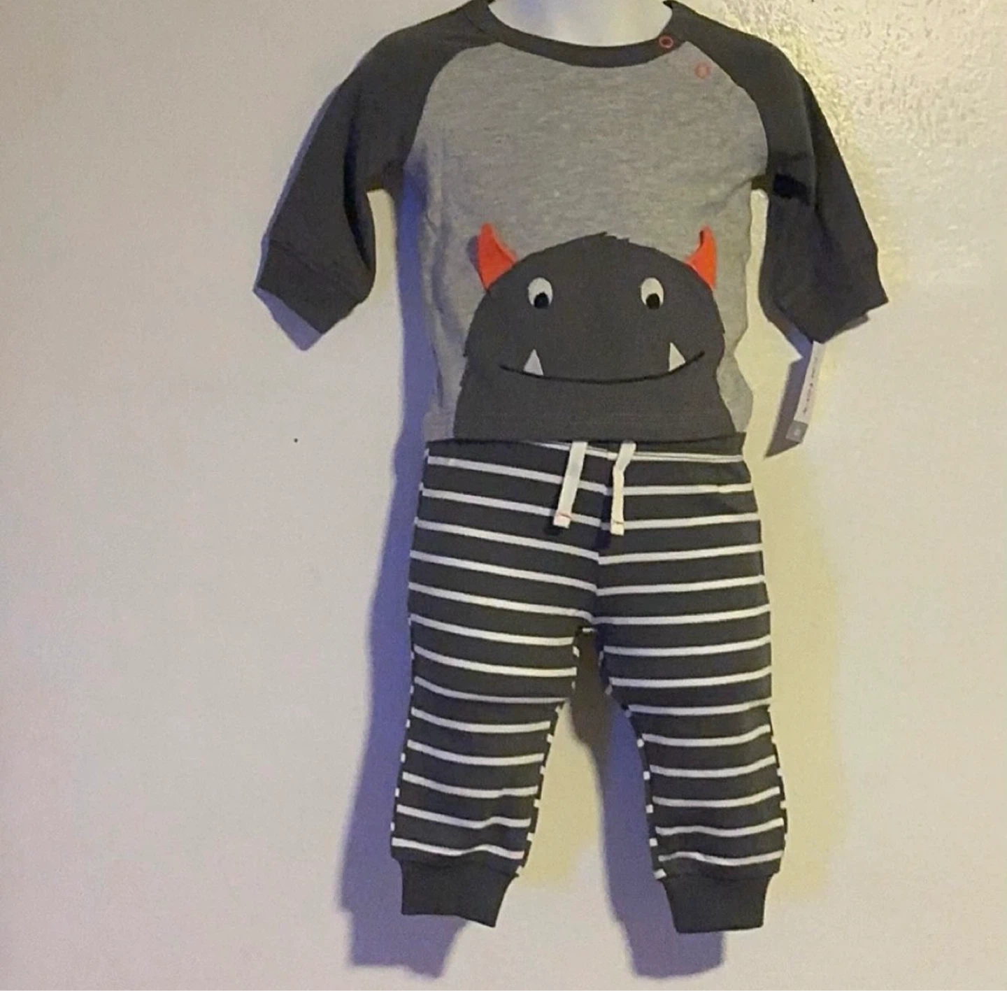 BOYS 2PC JOGGERS SUITE (SIZES: 6 & 9 MONTHS)