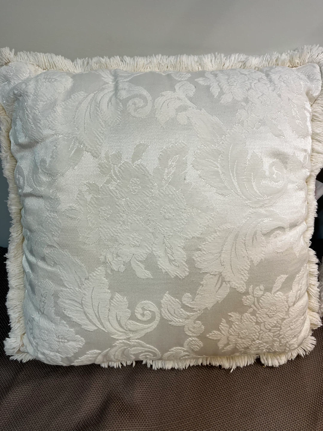 🌱Set of 2 Decorative Throw Pillows - White Damask with Fringe - photo 4