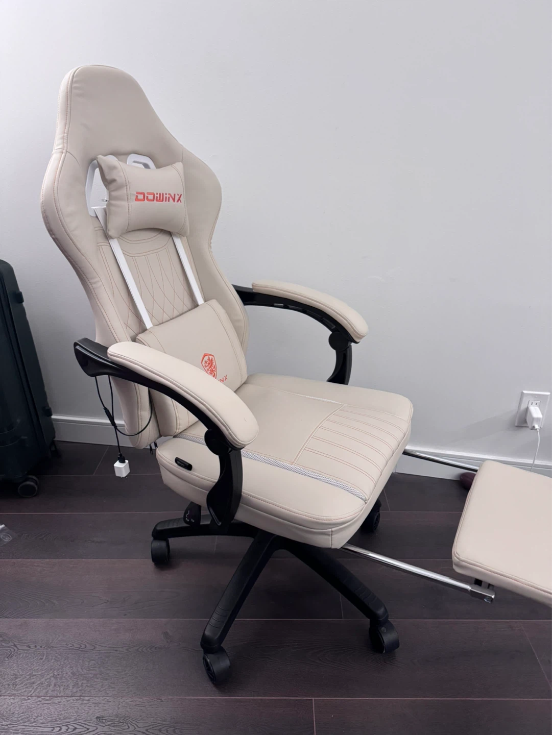 Dowinx Gaming Chair with Footrest and back massager - photo 2