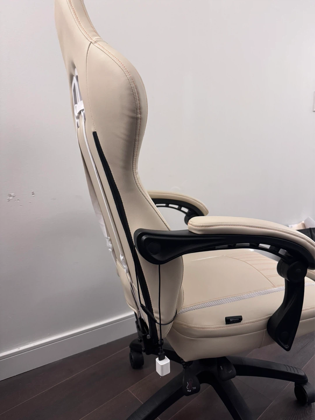 Dowinx Gaming Chair with Footrest and back massager - photo 3