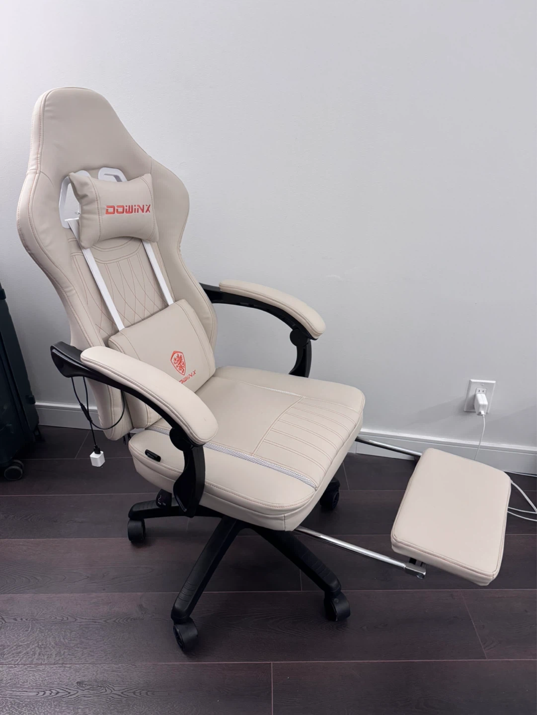 Dowinx Gaming Chair with Footrest and back massager