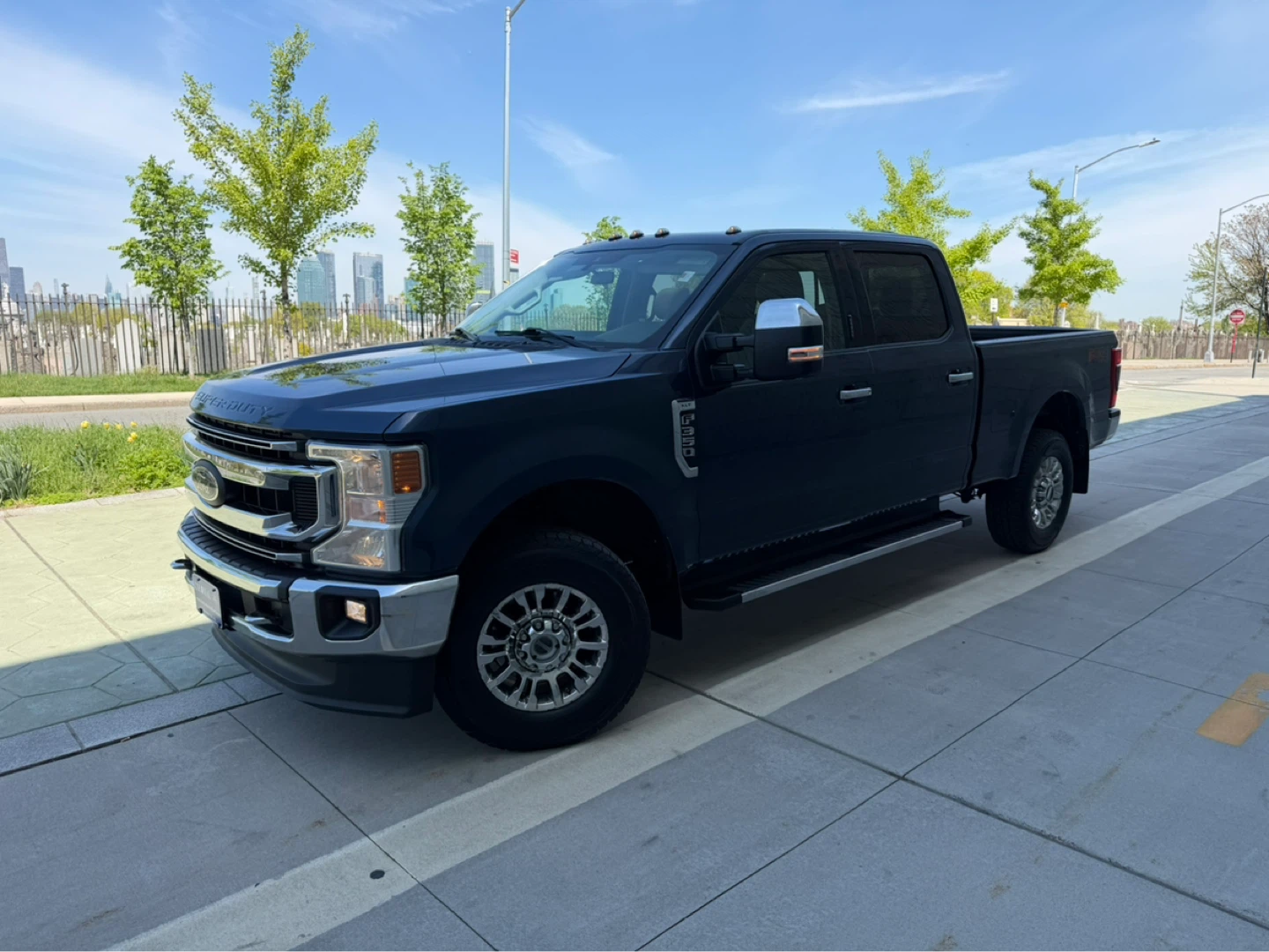 Ford F-350 Super Duty Crew Cab Pickup Truck