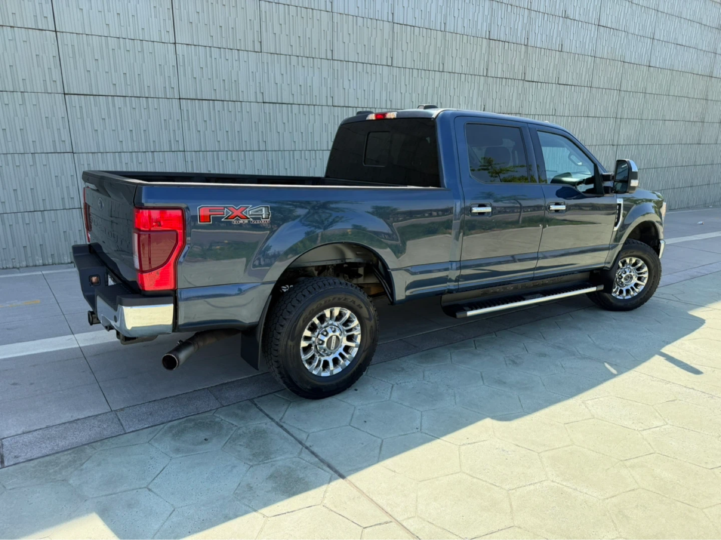 Ford F-350 Super Duty Crew Cab Pickup Truck - photo 3