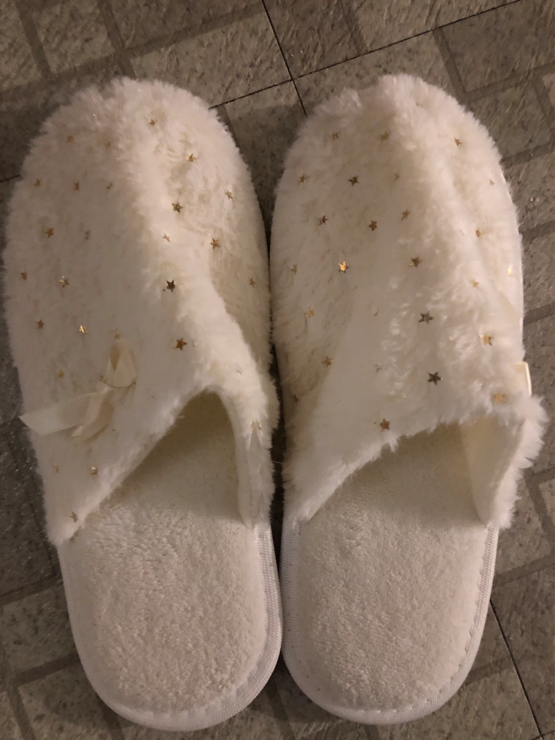 White fuzzy slippers with gold stars - Size M