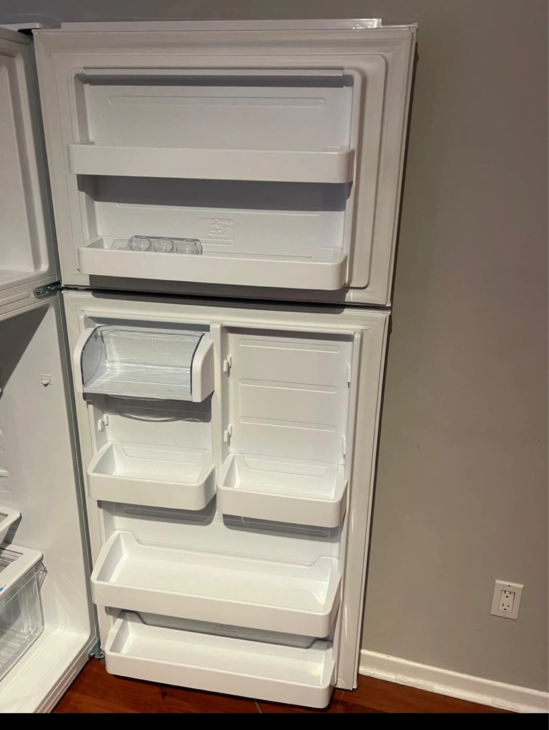 White Top Freezer Refrigerator - photo 3