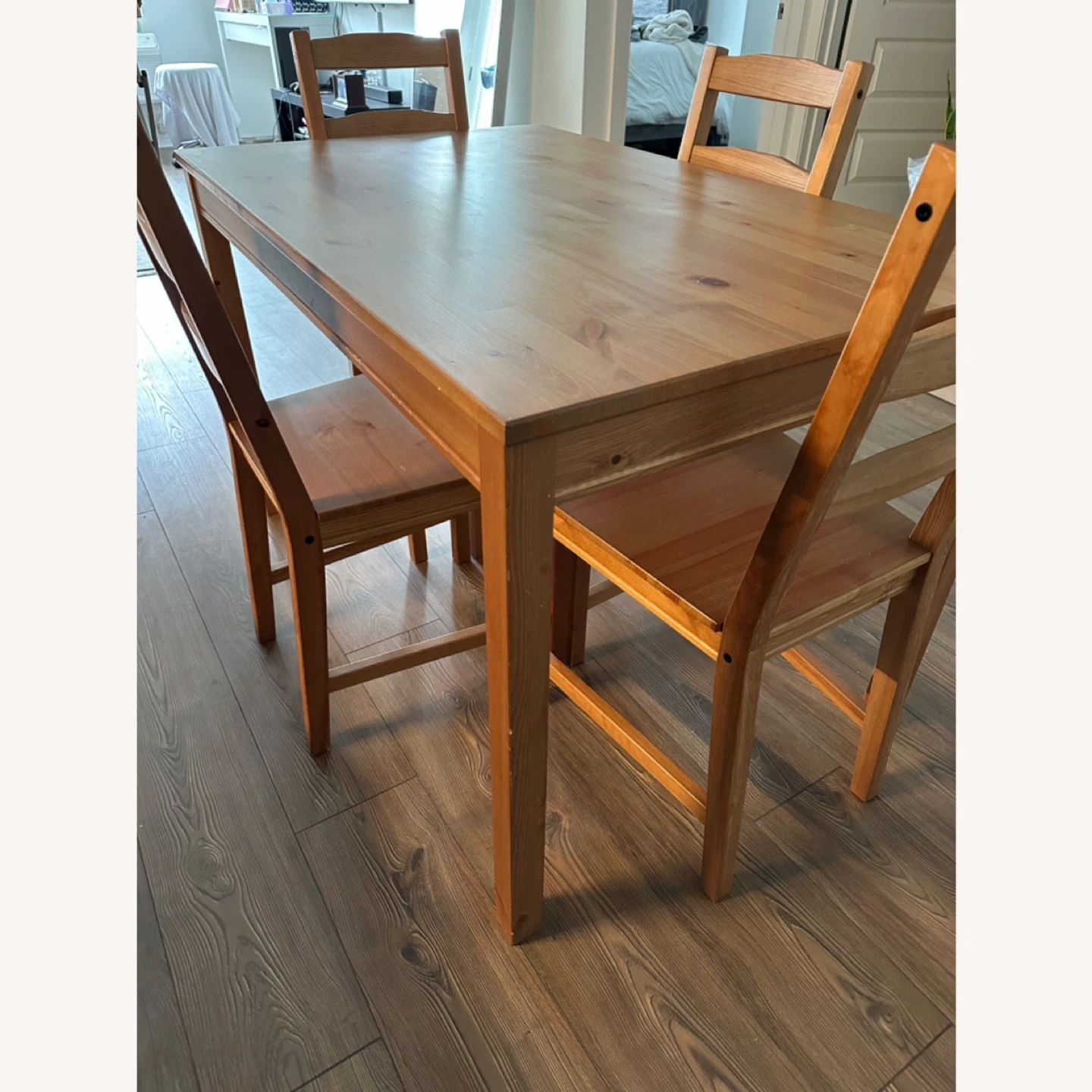 LIKE NEW Dining table + 4 chairs @ Free Delivery - photo 4