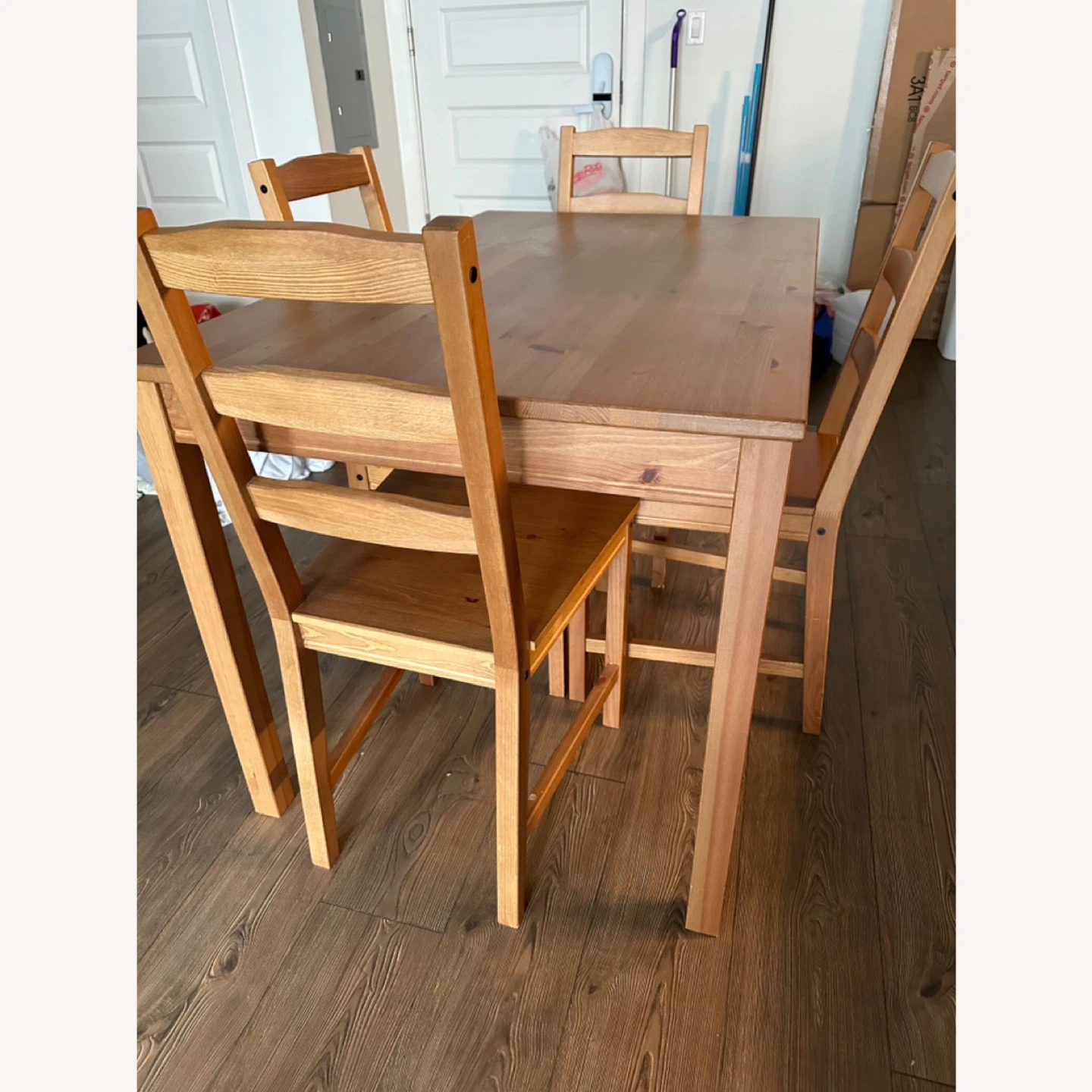 LIKE NEW Dining table + 4 chairs @ Free Delivery - photo 3