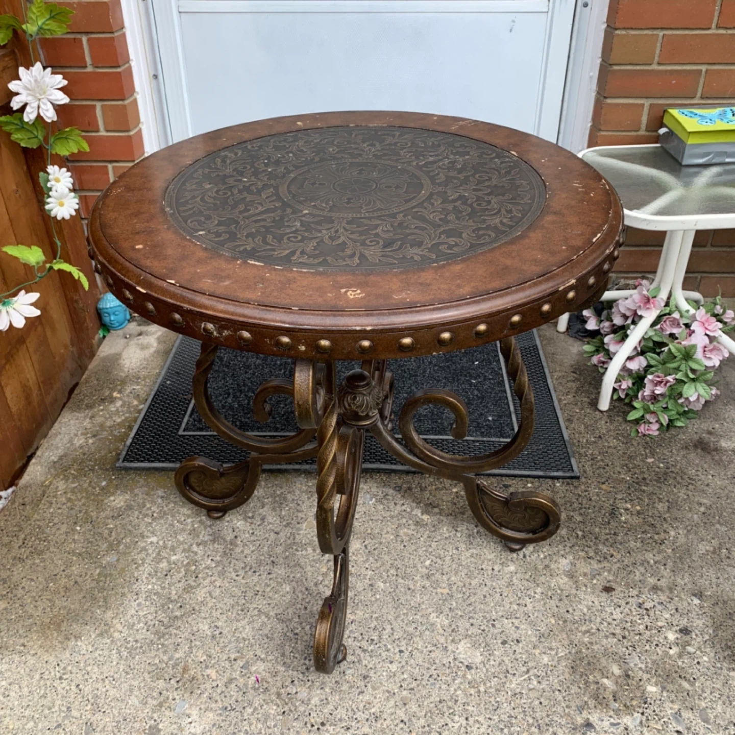 Round Accent Table Metal Side Table Ornate Decorative Furniture