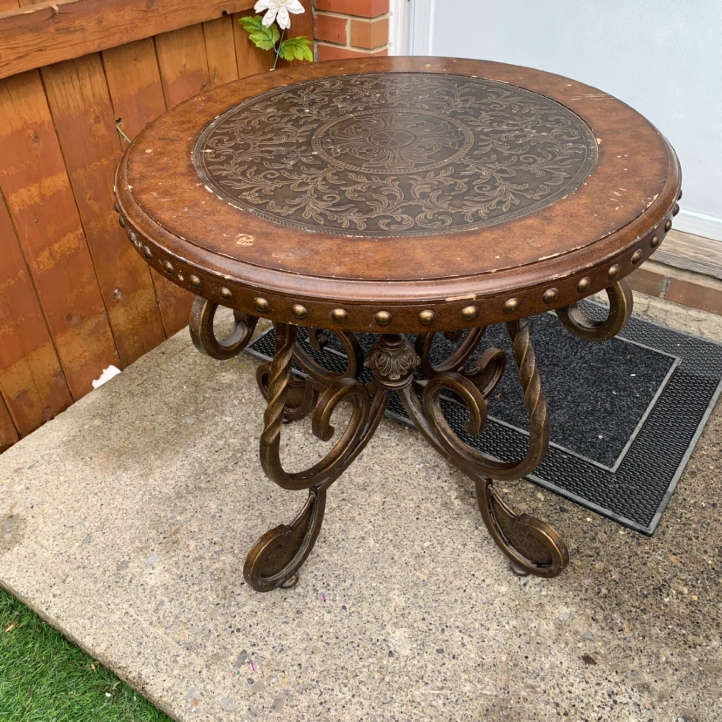 Round Accent Table Metal Side Table Ornate Decorative Furniture - photo 2
