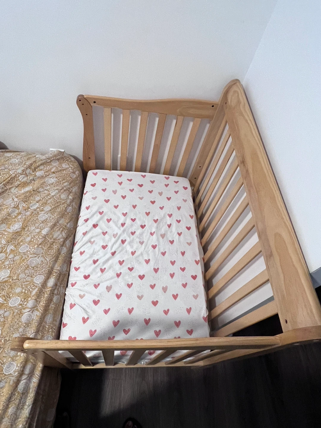 Wooden Baby Crib with Heart Print Mattress