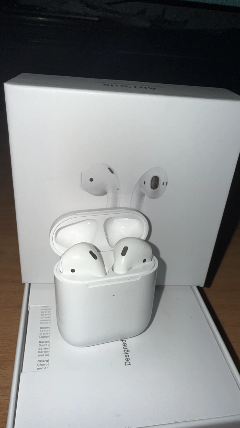 Apple AirPods with Wireless Charging Case