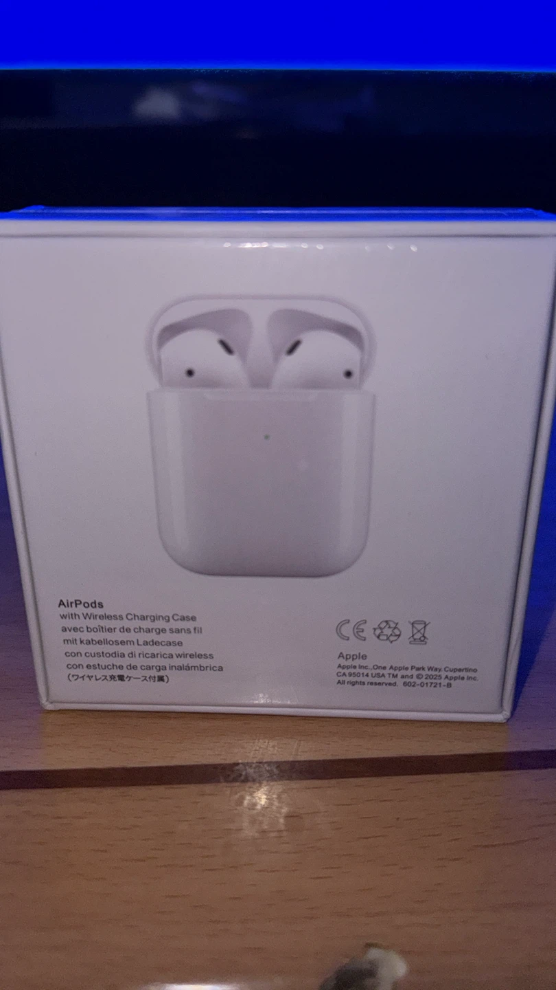Apple AirPods with Wireless Charging Case - photo 4