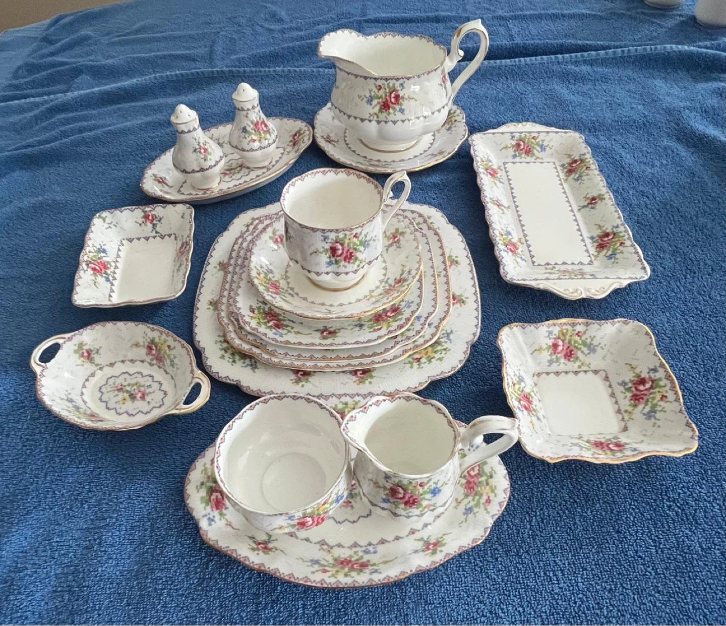 Royal Albert "Petit Point" Bone China - photo 2