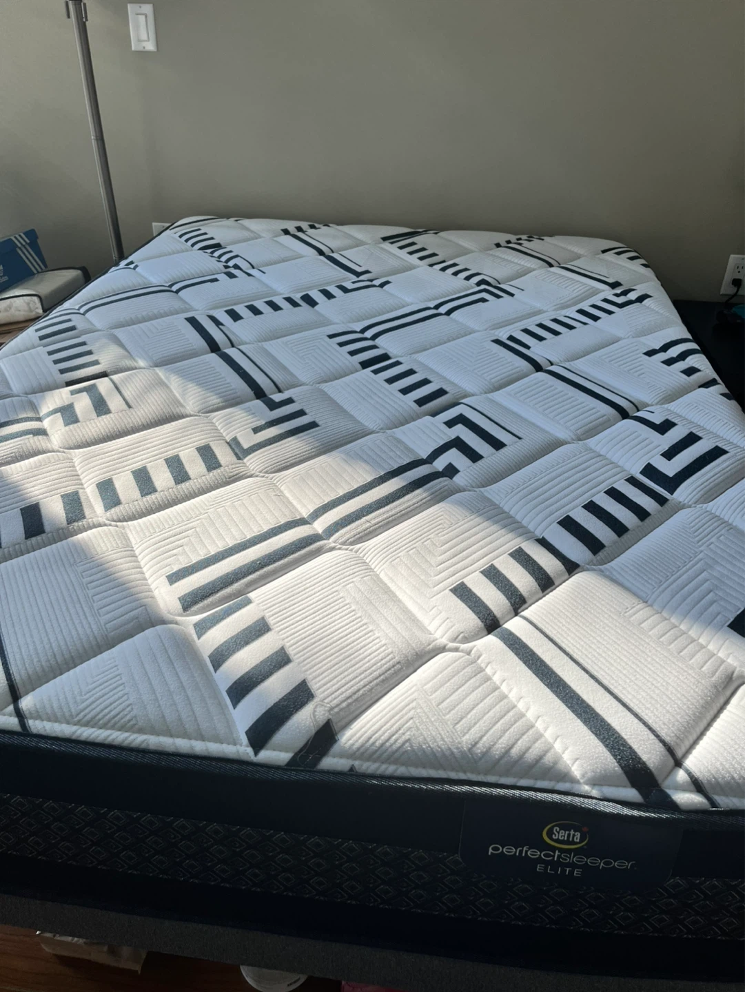Like New Serta mattress - photo 4