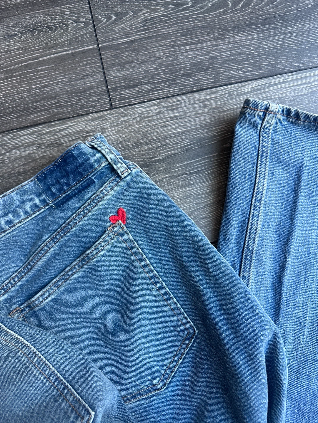 A&F High Rise 90's Relaxed Jeans - Size 31 Short