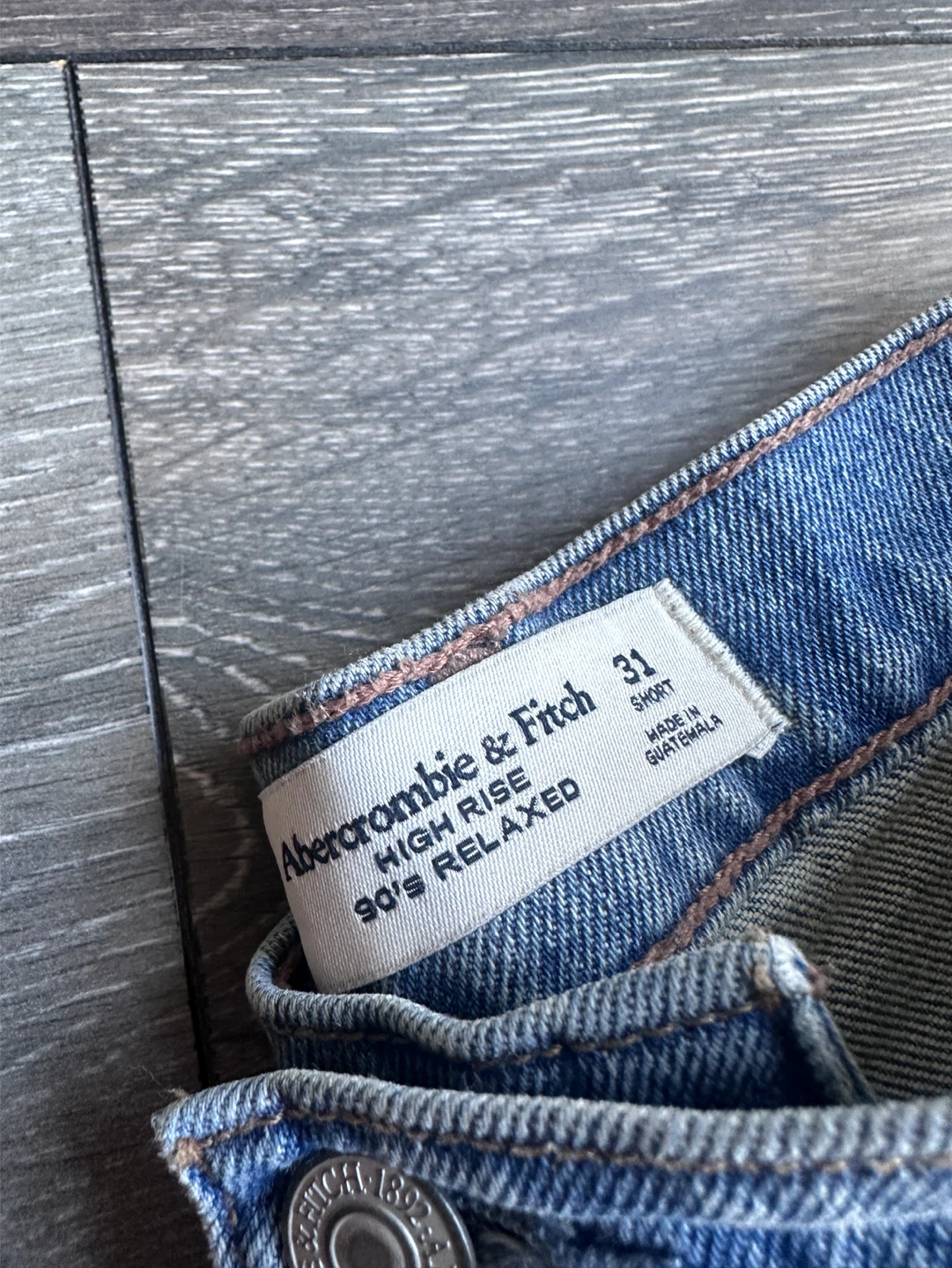 A&F High Rise 90's Relaxed Jeans - Size 31 Short - photo 2