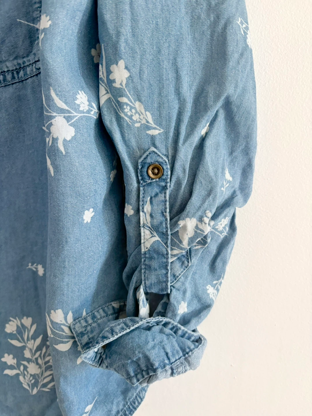 Blue Floral Denim Button-Up Shirt 🌱‼️final sale ‼️ - photo 2