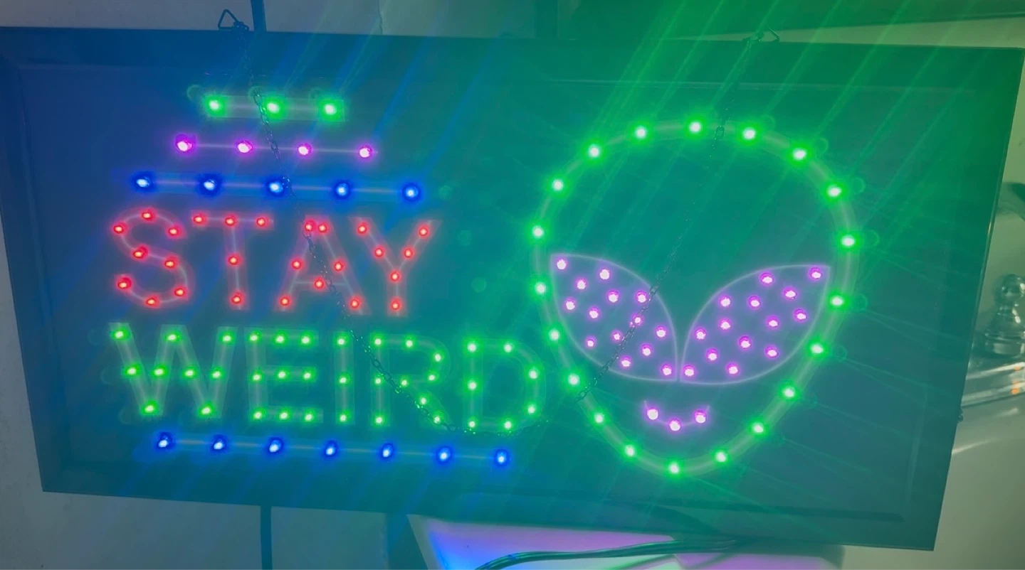 Flashing LED "Stay Weird" Alien Sign - photo 3