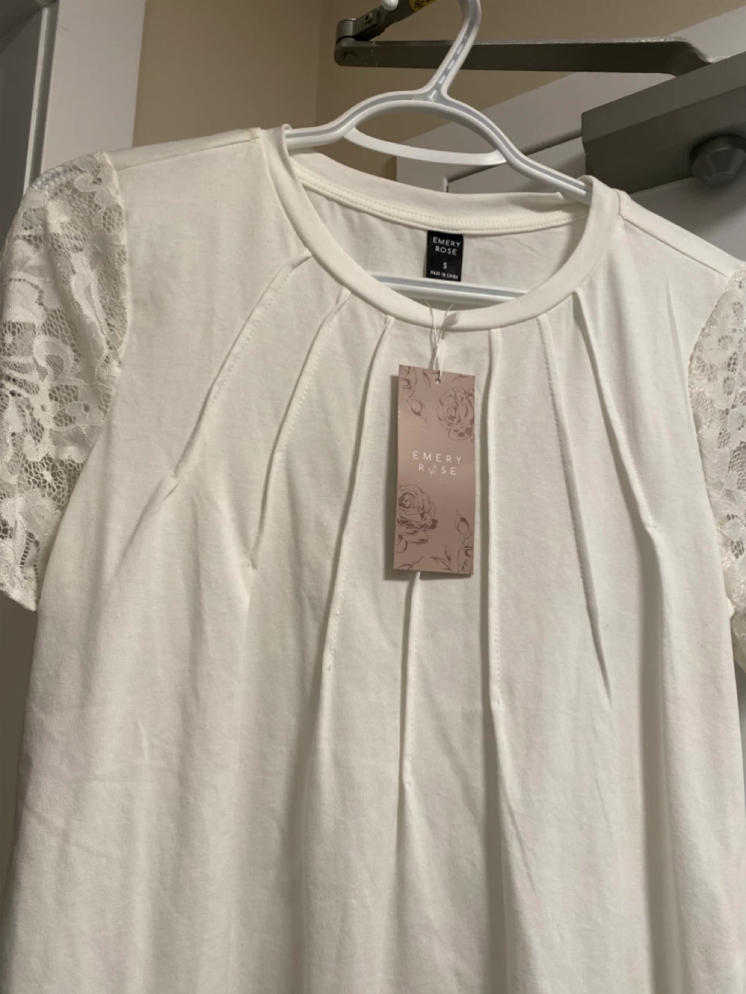 Emery Rose White Lace Sleeve T-Shirt Size S - photo 3