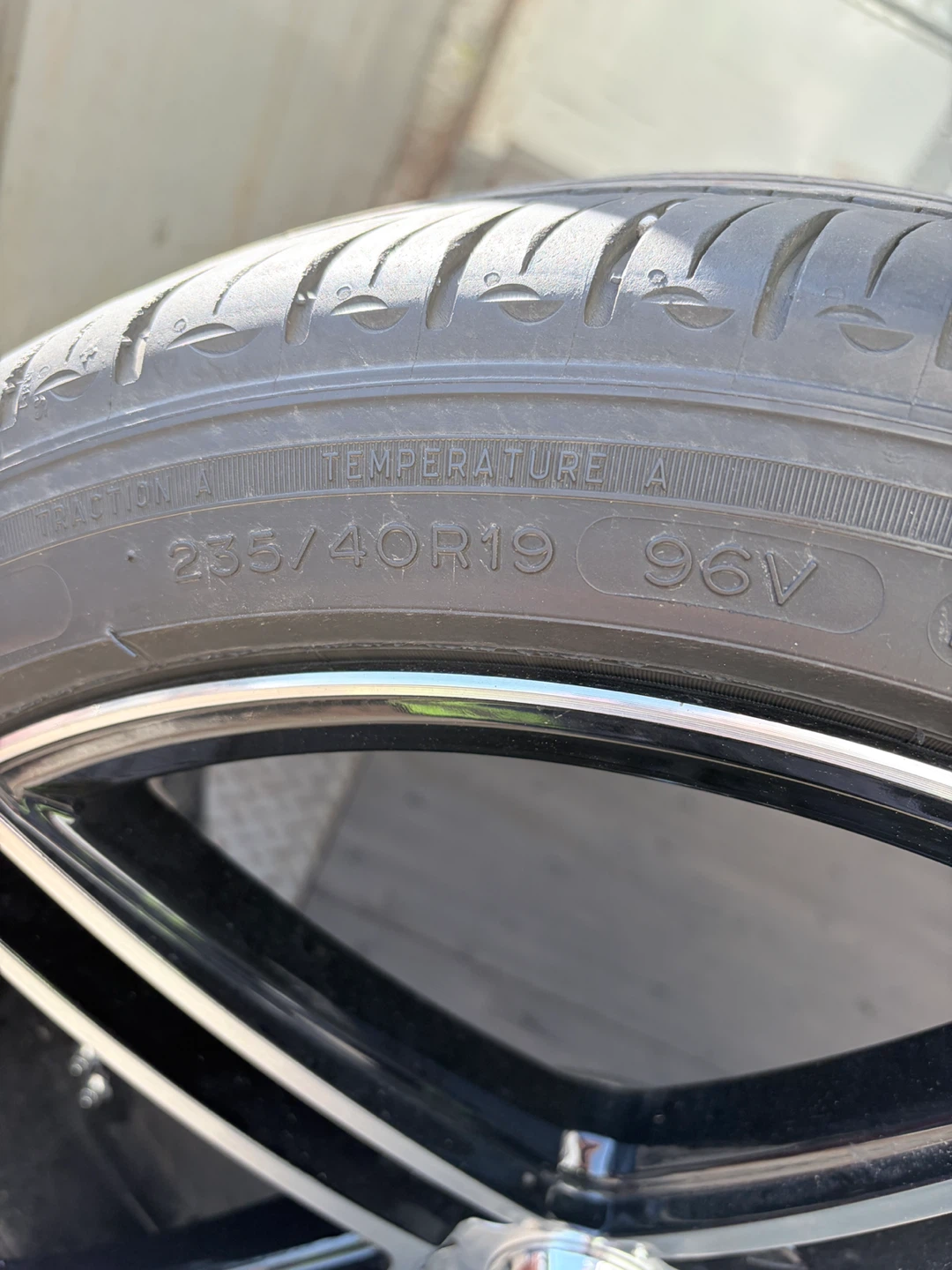 Michelin 235/40R19 Tires and rims  (Set of 4) - photo 5
