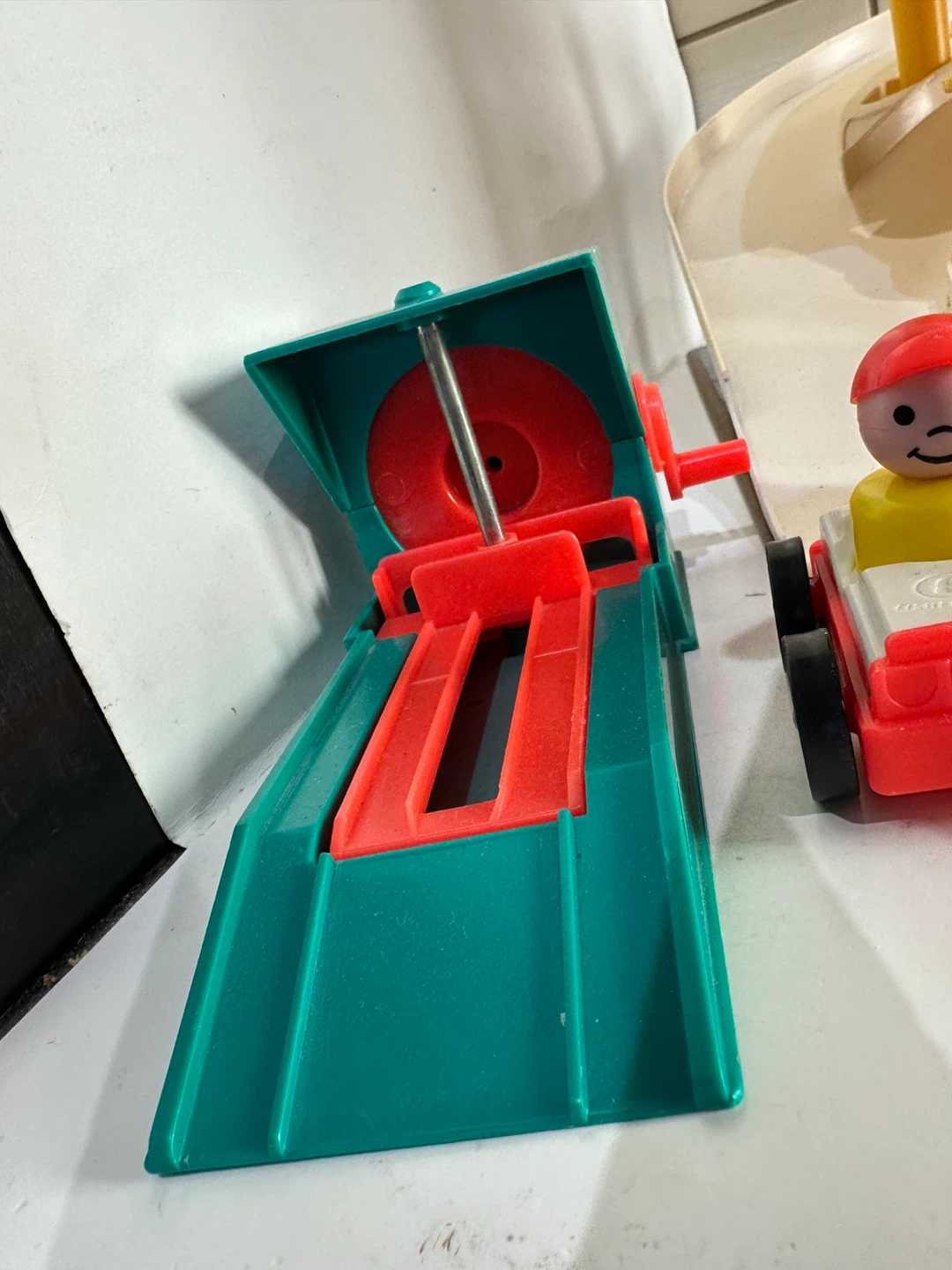 Fisher-Price Parking Ramp Service Center Playset - photo 4