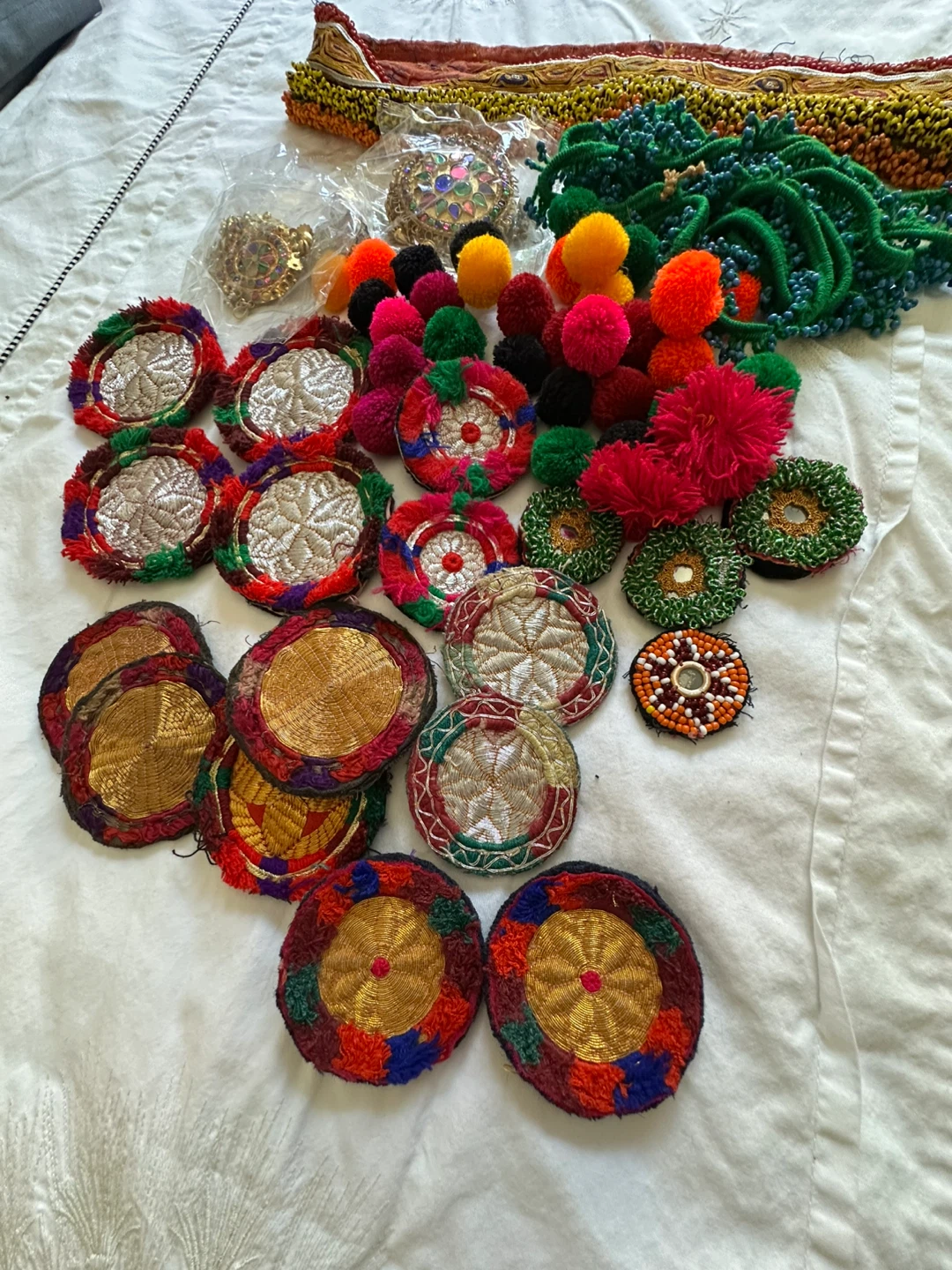 Mixed lot of decorative trims and embellishments - photo 2