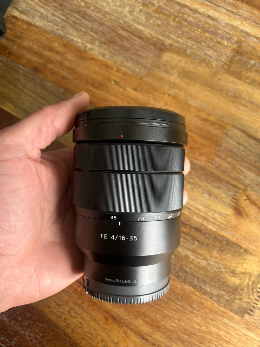 Sony E-mount wide angle lens 16-35mm f/4 - photo 4