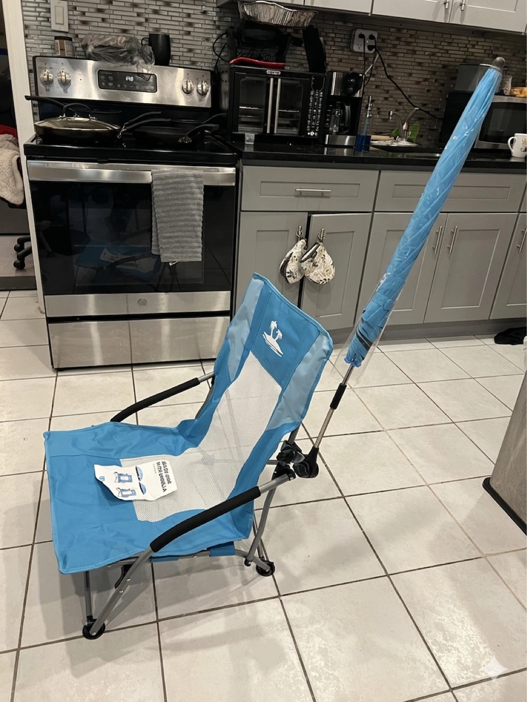 Kitcwiz Folding Beach Chair with Detachable Umbrella - photo 2