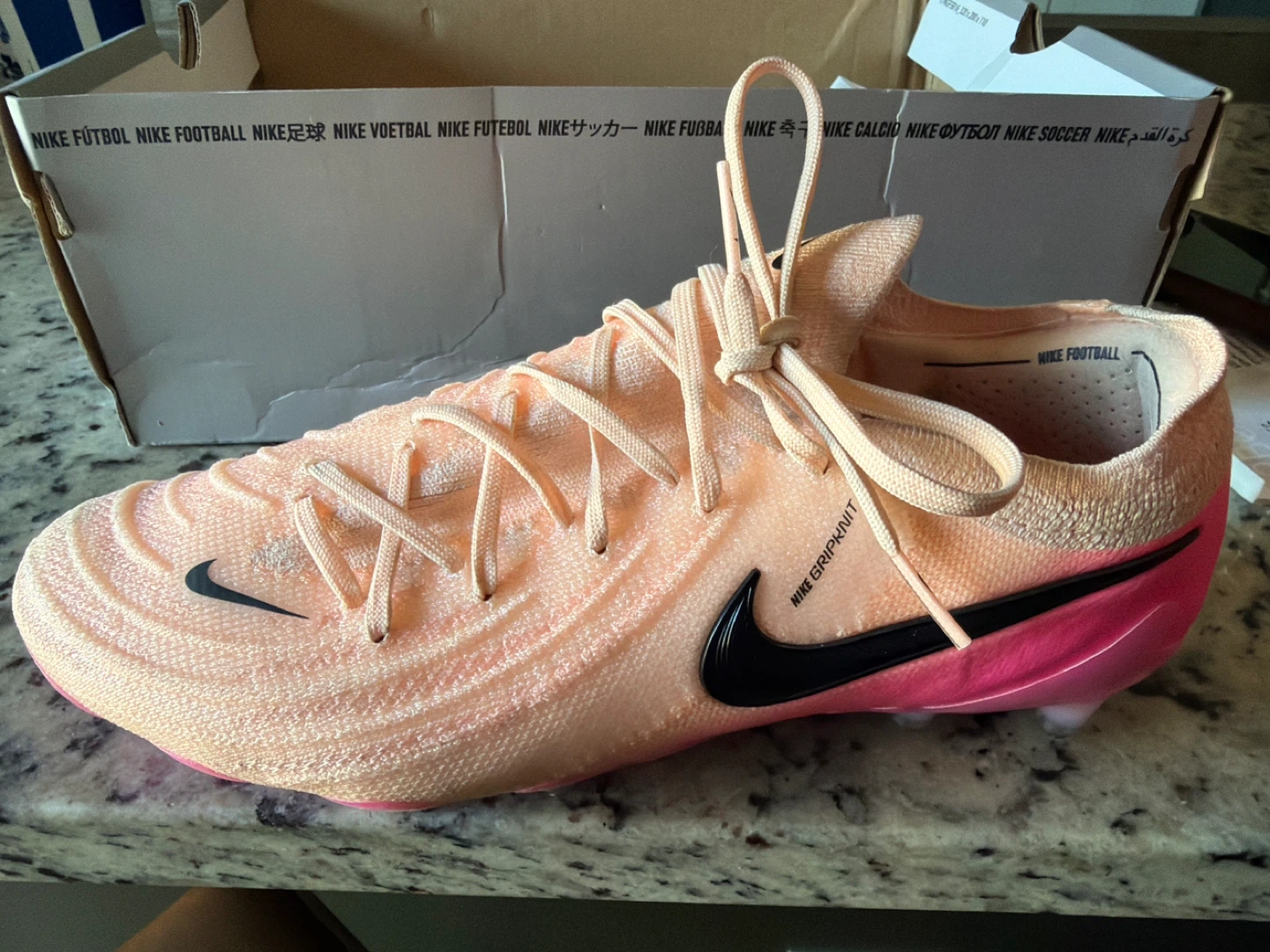 🌱Nike Phantom Soccer Cleats Peach/Pink Size 7.5