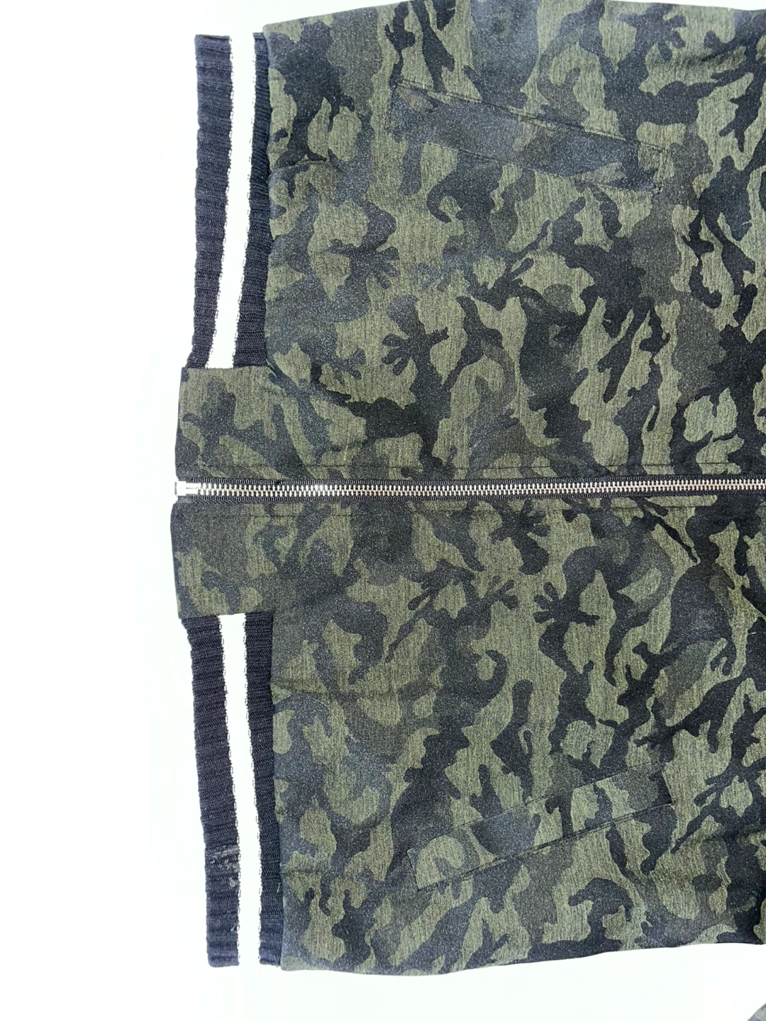 BISCOTE Camouflage Bomber Jacket - Size M - photo 4