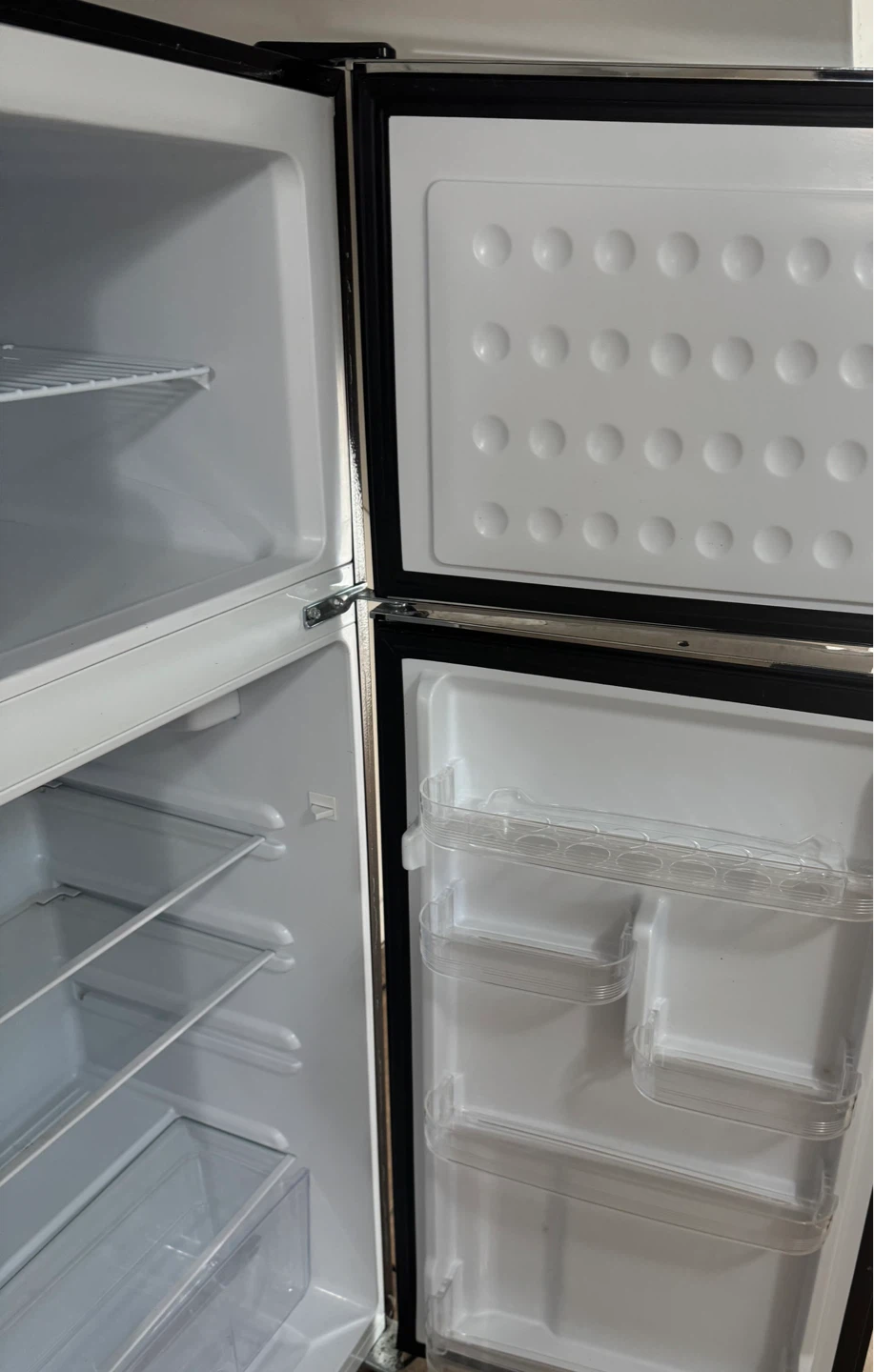 Frigidaire Retro Top Freezer Refrigerator - Black - photo 3