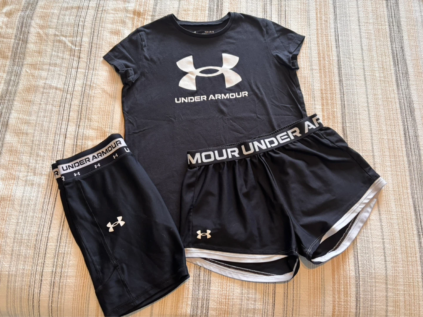 Girls Youth L - Under Armour Black T-shirt and Shorts Set