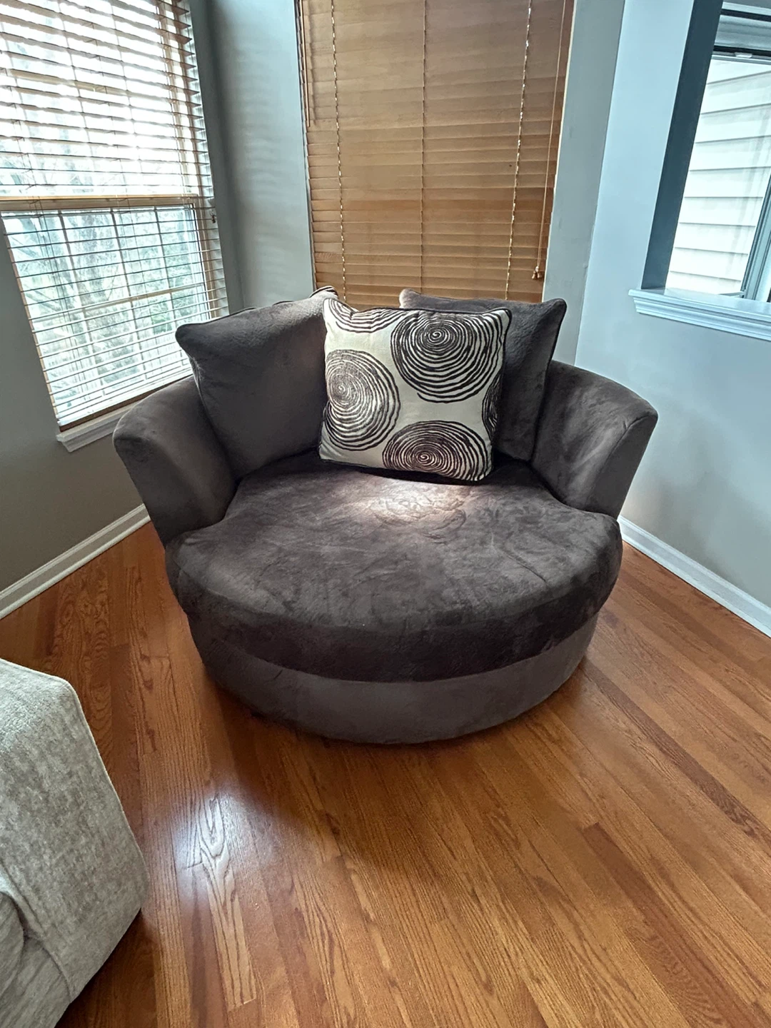 Round Swivel Accent Chair with Pillow