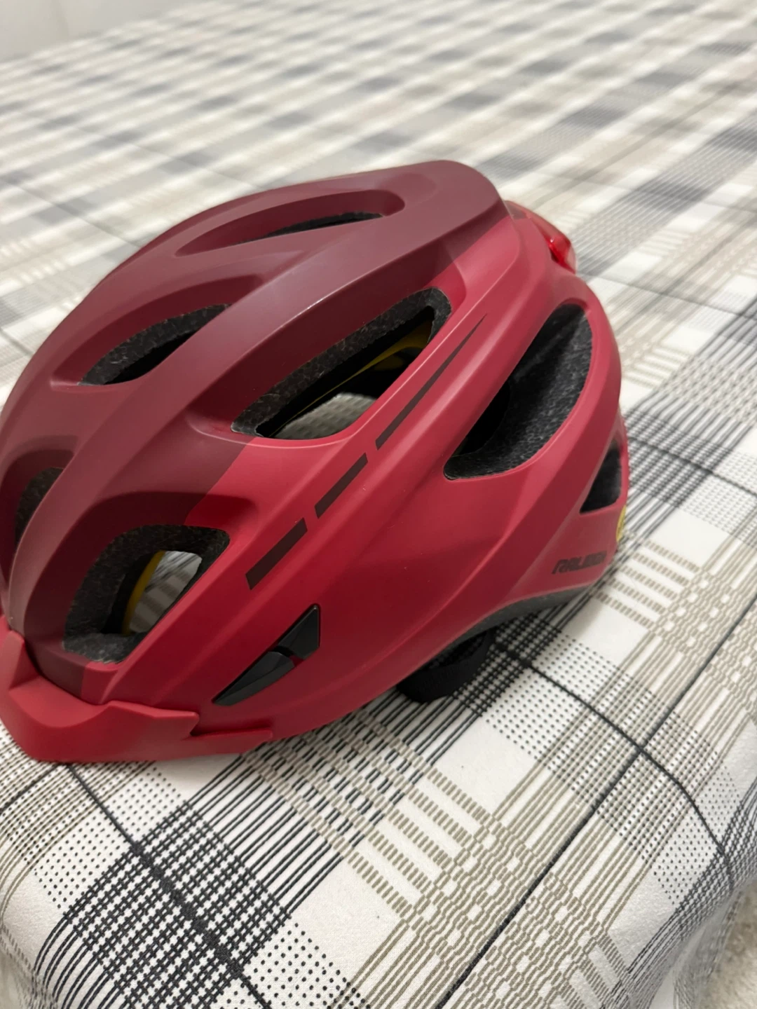 A men’s helmet