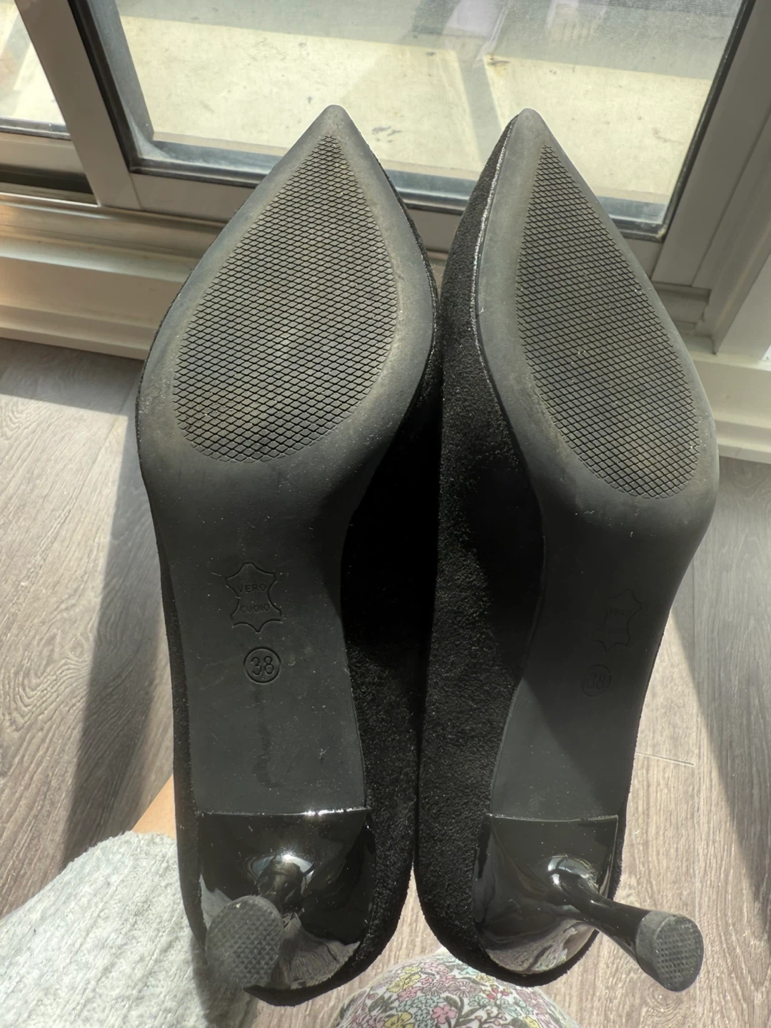 Black Suede Pointed Toe Heels Size 38/W 7 - Mid Heels (5.5 cm) - photo 4