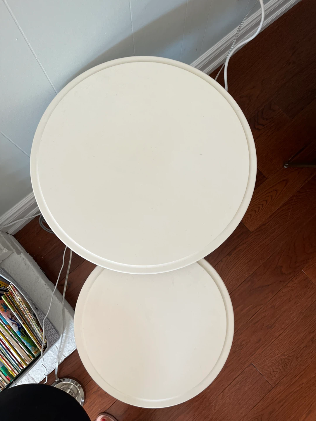 Set of 2 White Round Side Tables - photo 2