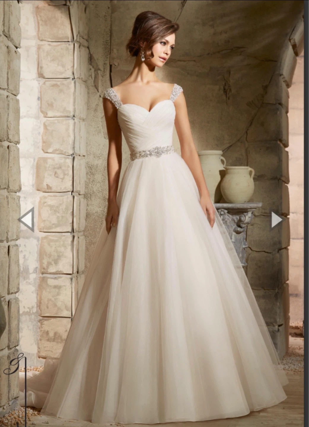 White wedding dress with beaded belt and veil - photo 2