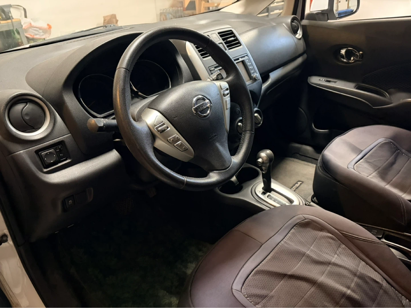 2014 Nissan Versa SL Hatchback - 143,699 km - photo 4