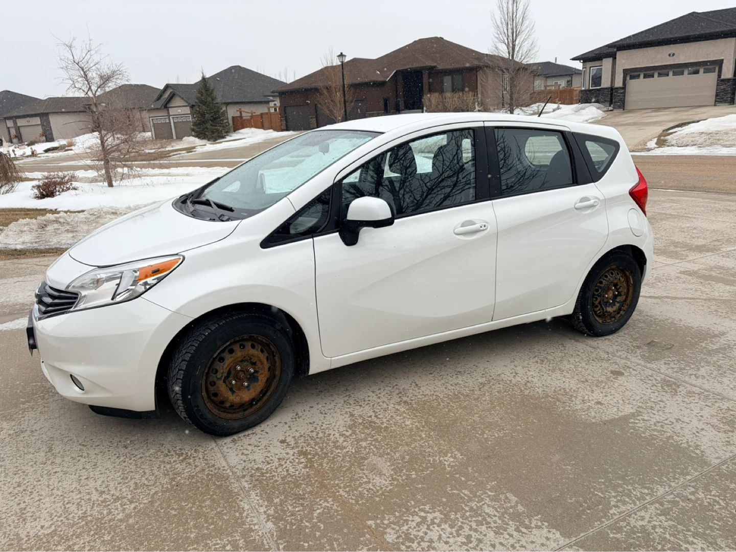 2014 Nissan Versa SL Hatchback - 143,699 km - photo 2