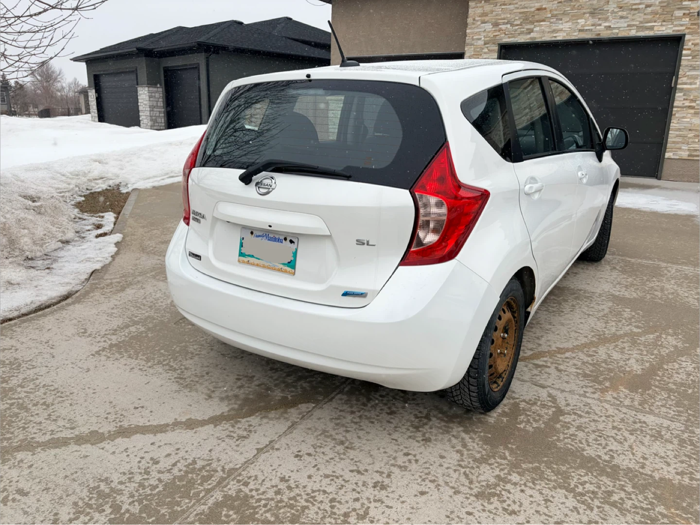 2014 Nissan Versa SL Hatchback - 143,699 km - photo 3